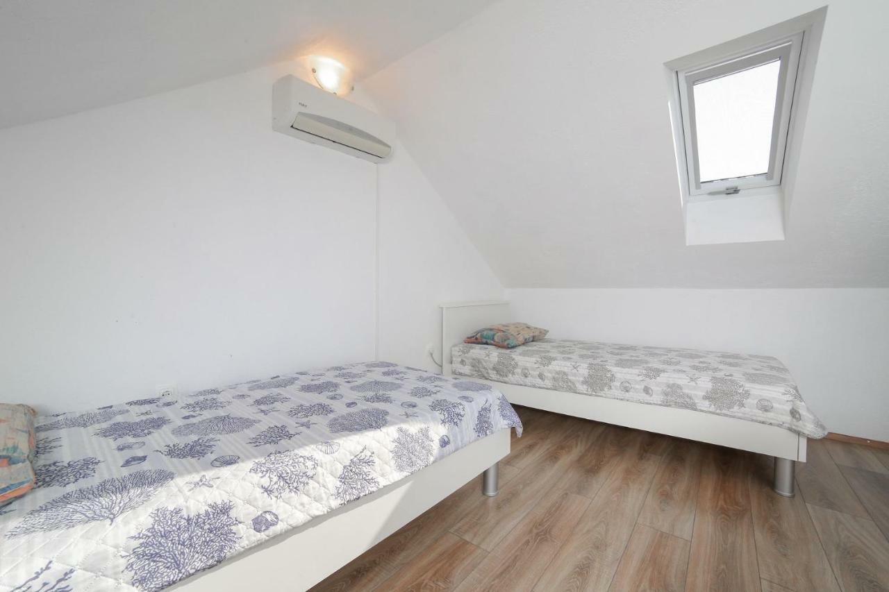 Villa Baras Garden - House With Pool Mirca  Екстер'єр фото